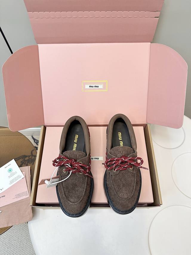 顶级版本 飞机盒+20 Miumiu｜缪缪2025新款美拉德风复古乐福鞋 缪缪这是一款越看越上头的小皮鞋，配上袜子也是很有学院风一整个高级住了，又甜又酷，皮质也