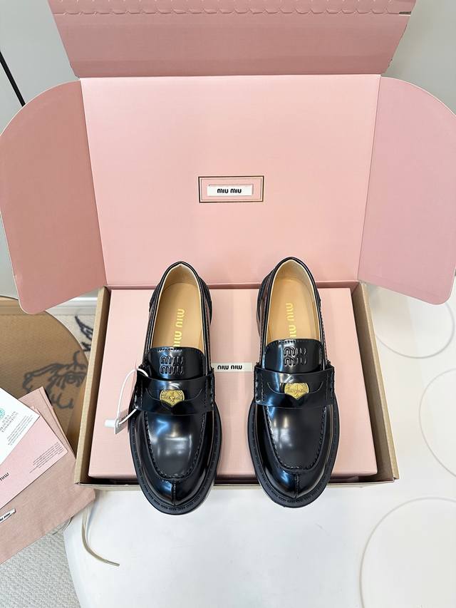 顶级版本 飞机盒+20 Miumiu｜缪缪2025新款金币款厚底乐福鞋 缪缪这是一款越看越上头的小皮鞋，配上袜子也是很有学院风一整个高级住了，又甜又酷，皮质也特