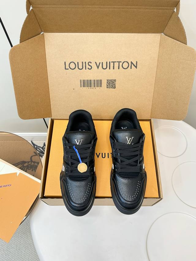 顶级品质 配飞机盒 Louis Vuiton 路易威登 新款 Lv Trainer系列板鞋篮球鞋休闲运动鞋 此款Lv Trainer运动鞋是由设计师Virgil