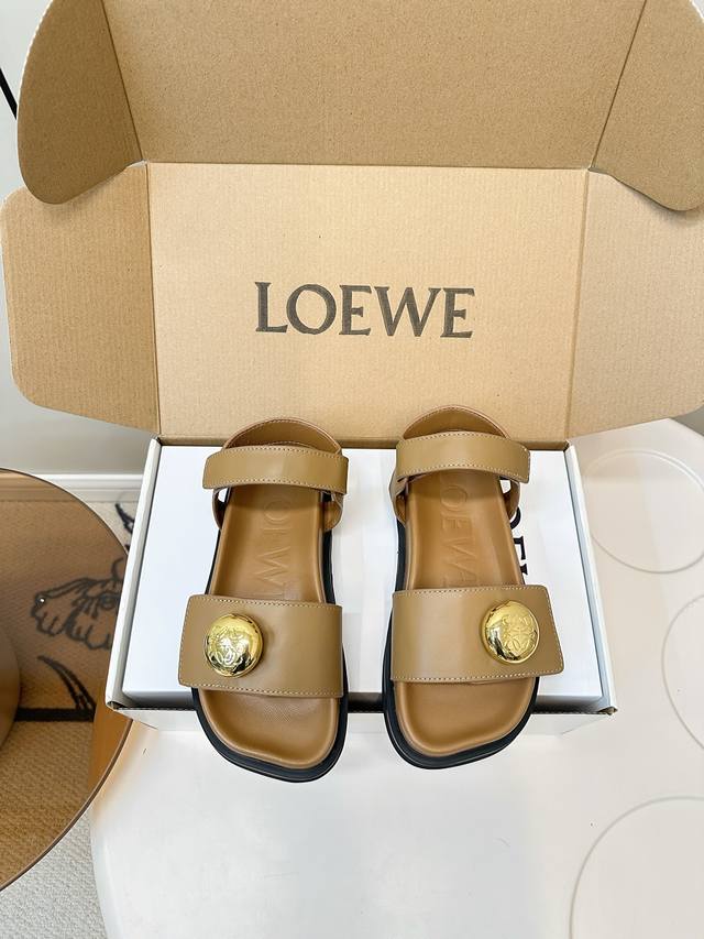 Loewe 舒服时髦的Pebble凉鞋~ 罗意威新款Pebble凉鞋 为夏日增加一抹舒适时尚与舒适 四厘米高度 鞋面上的金色鹅卵石扣装饰 提升了整体的奢华感和时