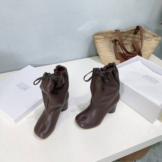 好品质出厂 ！小众潮牌顶级品质Maison Margiela 25Ss秋冬Mm6分趾粗跟短靴抽绳靴 顶级版本 新款抽绳靴把我美晕 靴筒抽绳设计可自行调节宽度 自