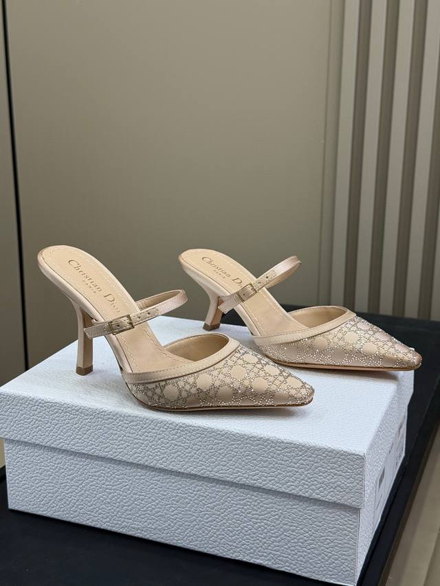 代购版 Dior 25秋冬 新品 Cd25秋冬 真丝水钻藤格纹烫钻高跟鞋 性感高级女人味满溢出屏的决绝子单品 真丝鞋面，经典水钻藤格纹 意大利进口牛皮底 跟高: