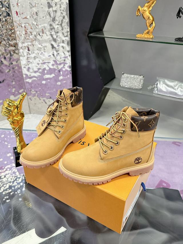 Lv X Timberland 添柏岚 联名款 老花 大黄靴 及踝靴 短靴 Lv X Timberland 及踝靴取材 Monogram 压纹防水正绒面牛皮革，