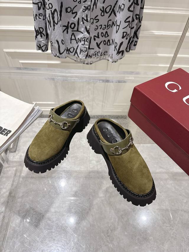 Gucc 25秋冬新款马衔扣英伦风一脚蹬 穆勒半拖鞋 作为品牌对马术本源的致敬之作，马衔扣历经岁月洗礼之后，将厚重历史底蕴和现代时尚流行融合形成一体 原版一致进