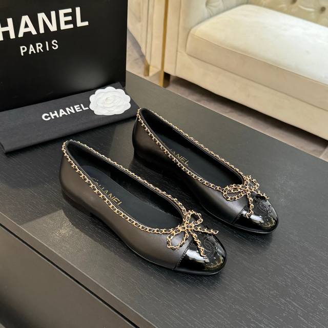 早秋新款Chanel 香奈儿25B 小香链条蝴蝶结芭蕾舞鞋双C单鞋平底 粗跟牛仔布单鞋 一款充满香家气息的神鞋，今年爆火的蝴蝶结装饰搭配经典穿皮链条元素，高级的