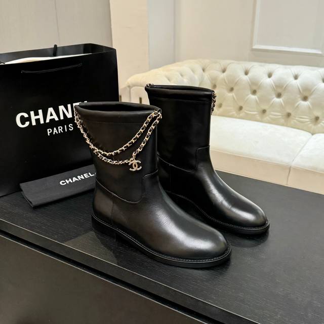 秋冬新款 Chanel小香25B新品四叶草双C扣链条靴子绒面短靴 标志性的双C元素与幸运的四叶草巧妙结合，链条的装饰为靴子增添了一份随性与不羁！ 在行走间 链条