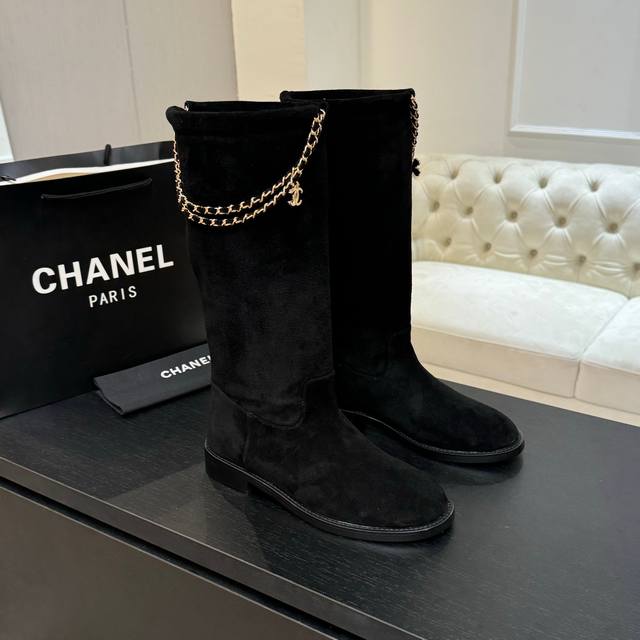 秋冬新款 Chanel小香25B新品四叶草双C扣链条靴子绒面短靴 标志性的双C元素与幸运的四叶草巧妙结合，链条的装饰为靴子增添了一份随性与不羁！ 在行走间 链条