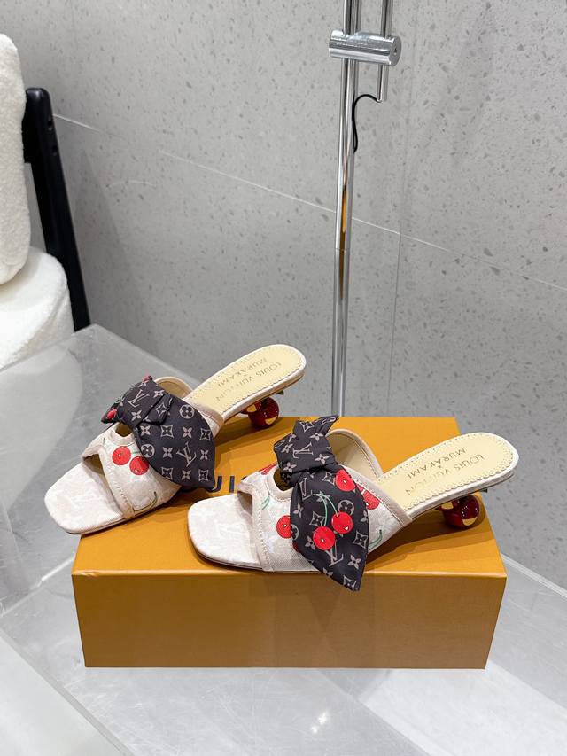 Lv 25Ss 限定樱桃鞋跟 一眼沦陷的仙女战鞋！** ** 村上隆联名 × 樱桃跟 × 樱花粉 Lv今夏最嗲凉鞋来啦！** **鹰嘴小尖头+镂空皮条** 超显