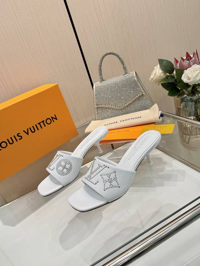 Lv 2025走秀款高跟鞋｜代购级品质｜优雅到骨子里！** **最新秀场同款，代购级1:1还原！** 这双Lv高跟鞋，从楦型到细节，完全复刻原版走秀款！**新元