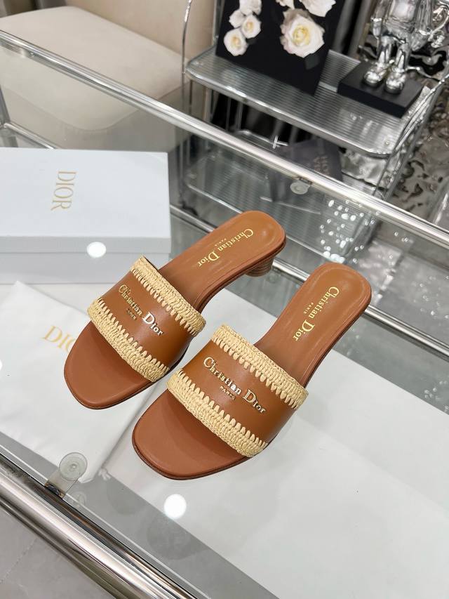 Dior 2025夏季新品，开启度假般的时髦之旅，城市限定款，拉菲草纯手工编织，35-43。 35定做不退换 像胶底 。真皮底 。
