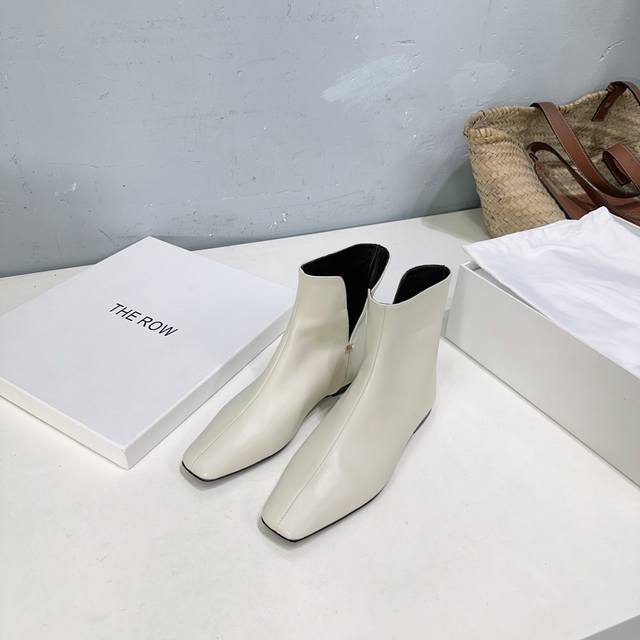 高品质出厂 ！小众潮牌The Row 25Ss秋冬新款时尚经典V字口平底瘦瘦短靴来了！ 这是一款外观秀气款式新颖独特范，没有过多的装饰设计，独特的侧面三角形开口