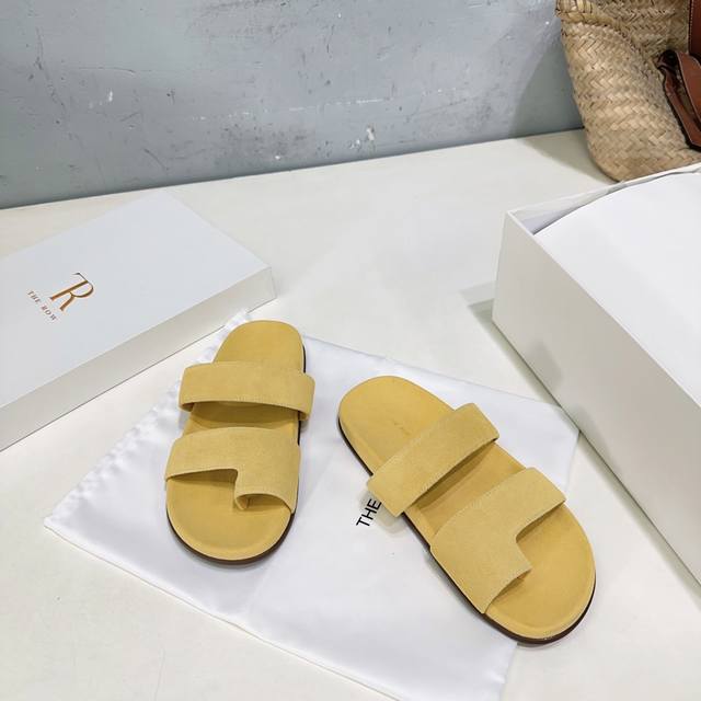 高品质出厂 ！小众潮牌The Row25春夏新款简易一片式平底沙滩拖鞋！ 第一眼看到这个鞋子就爱上了，带点复古味随意搭配都好看，一贯极简风格，没有任何Logo点
