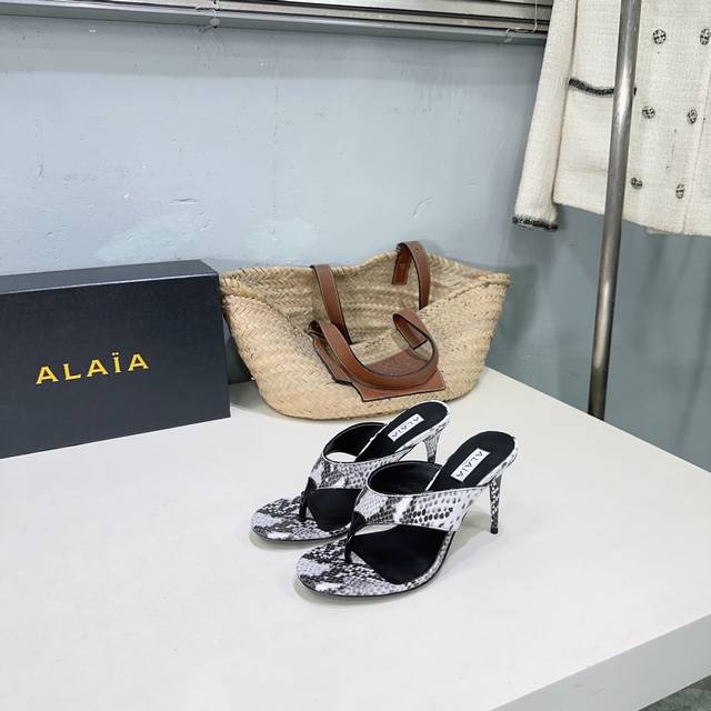 高品质出厂 ！小众潮牌Alaia 阿莱亚25秋冬新款简易蛇纹平底、猫跟夹脚人字拖凉鞋！ 法国高端一线高定品牌！时尚界最后的手艺人！只忠于展现女性身体曲线的裁剪之