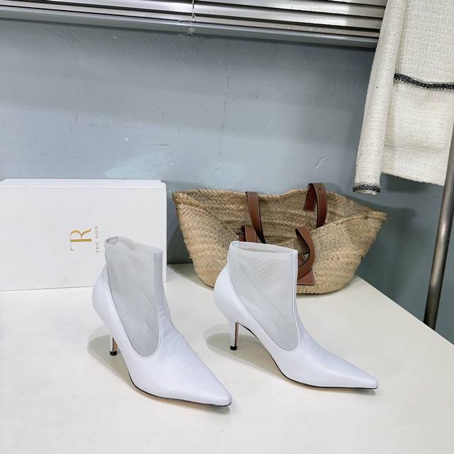 高品质出厂 ！顶级品质The Row25春夏网纱小尖头猫跟裸靴短靴 四季可搭配的短靴！ 这款短靴简直是可以被叫做断货王！一直是为数不多能把各种性冷淡风的高级色彩