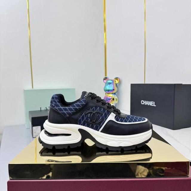 高品质！！！ Chanel香奈儿25A最新款厚底休闲运动鞋 专柜同步 专柜非常火爆 非常难买的一款鞋 全网最火的厚底休闲鞋 可想而知小香控不可错过的 颜值与舒适