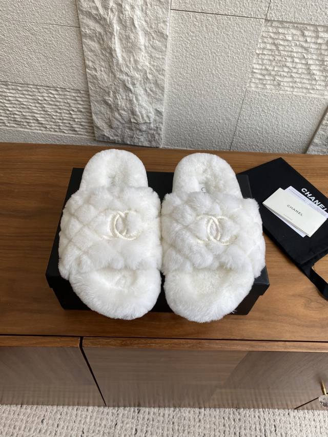 顶级版本: Chanel 香奈儿 25Ss 秋冬新款 电绣双C 菱格 毛毛拖鞋 Chanel小香毛拖，圆形鞋头，鞋面饰有双C皮革贴饰便鞋，薄软垫皮革内底，柔软蓬