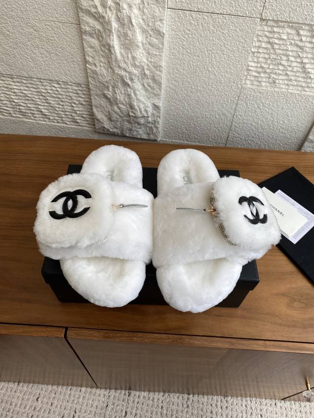 顶级版本: Chanel 香奈儿 25Ss 秋冬新款 双C拉链包 魔术贴 毛毛拖鞋 Chanel小香毛拖，圆形鞋头，鞋面饰有双C皮革贴饰便鞋，薄软垫皮革内底，柔