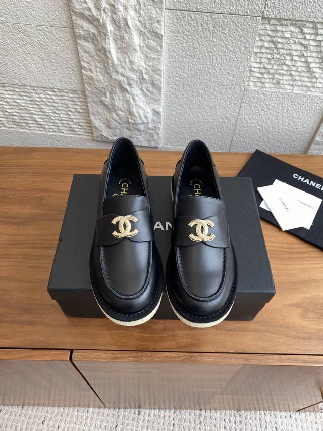 顶级版本: Chanel 香奈儿 25Ss 秋冬新款 双C珍珠扣 乐福鞋 Chanel 乐福鞋是一款流行了百年的经典鞋型，基本一年四季都可以穿，可以搭配衣橱里7