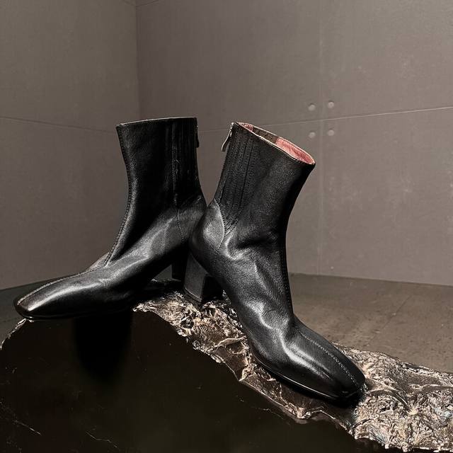 2025Ann Demeulemeester 本期闭眼入的复古羊皮小短靴 不管是质感还是舒适度都没得说 鞋型很爱、一如即往秀气、一穿一个不吱声 可以把脚修饰的得