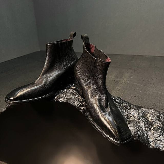 只为跑量～ 2025Ann Demeulemeester 今年的重工款又添一员、这款特有范 一眼看出我家鞋型有多好、侧面也不臃肿哦 可以穿出不一样的层次感、一穿