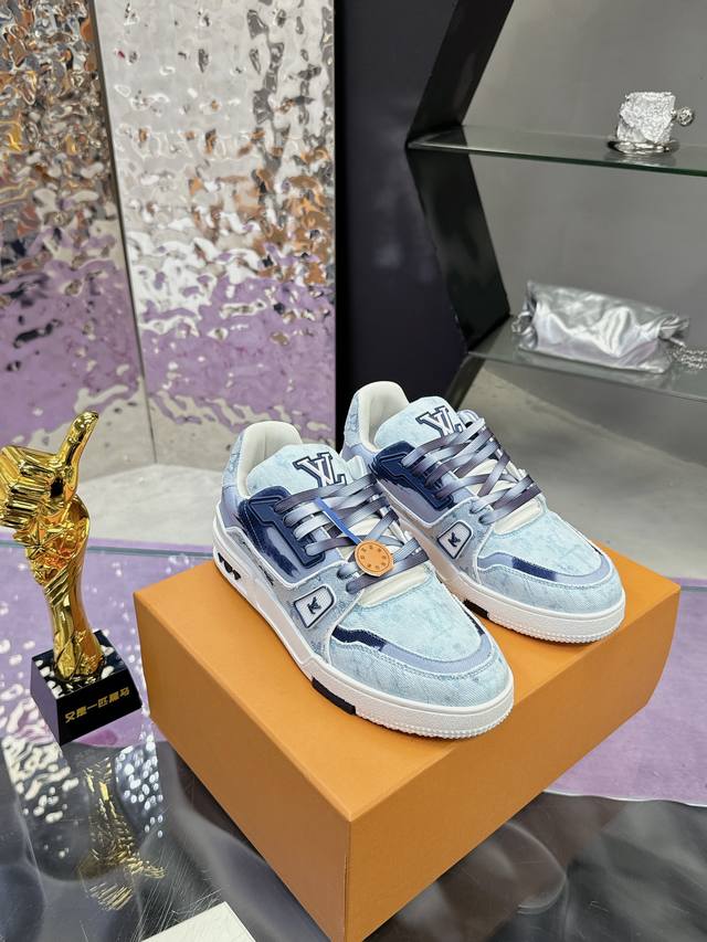 新颜色增加中 官方同步 原版开发 品质出货 欢迎对比 Lv板鞋系列 Lv Trainer Maxi运动鞋将成衣系列的宽松廓形引入Virgilabloh笔下的Lv