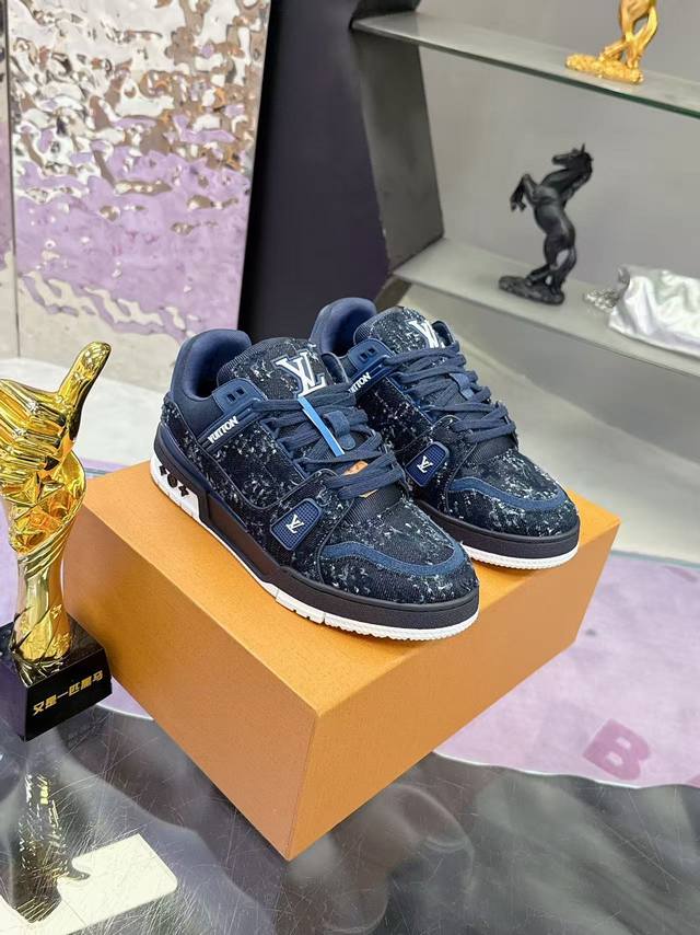 新颜色增加中 官方同步 原版开发 品质出货 欢迎对比 Lv板鞋系列 Lv Trainer Maxi运动鞋将成衣系列的宽松廓形引入Virgilabloh笔下的Lv