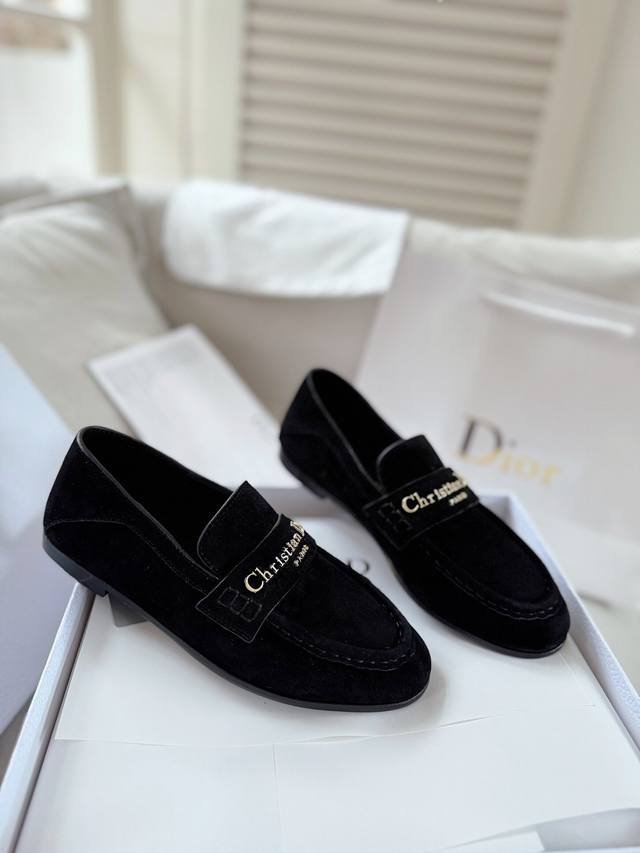 Dior 迪奥25Wf字母复古乐福鞋 凭借独特魅力成为永恒经典。 兼具复古韵味与时尚格调的鞋履。 鞋身设计简约而不失格调 流畅线条勾勒出复古轮廓 鞋面字母元素