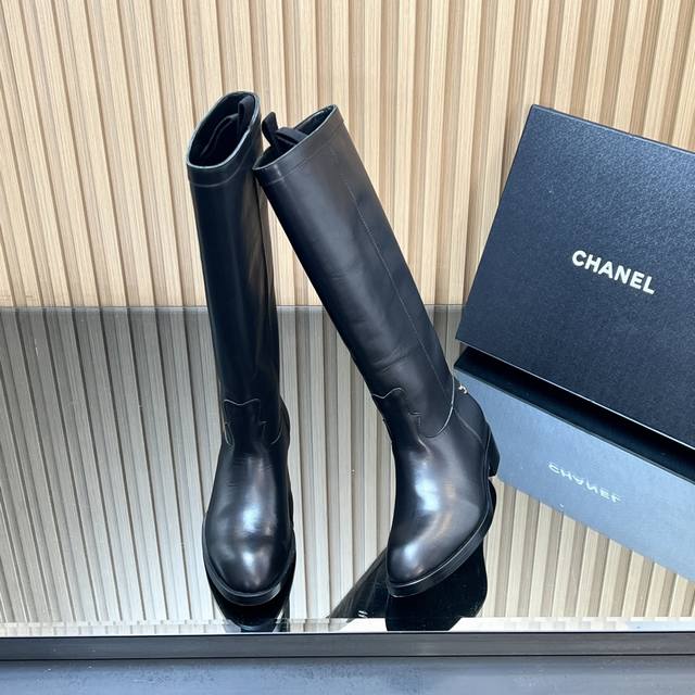 高版本 秋冬新款Chanel 小香麂皮拼色骑士短靴复古风靴子西部牛仔短靴 当香奈儿的优雅邂逅西部风情，这几双靴子便是最好的诠释。皮革的坚韧与麂皮的柔软交织，勾勒
