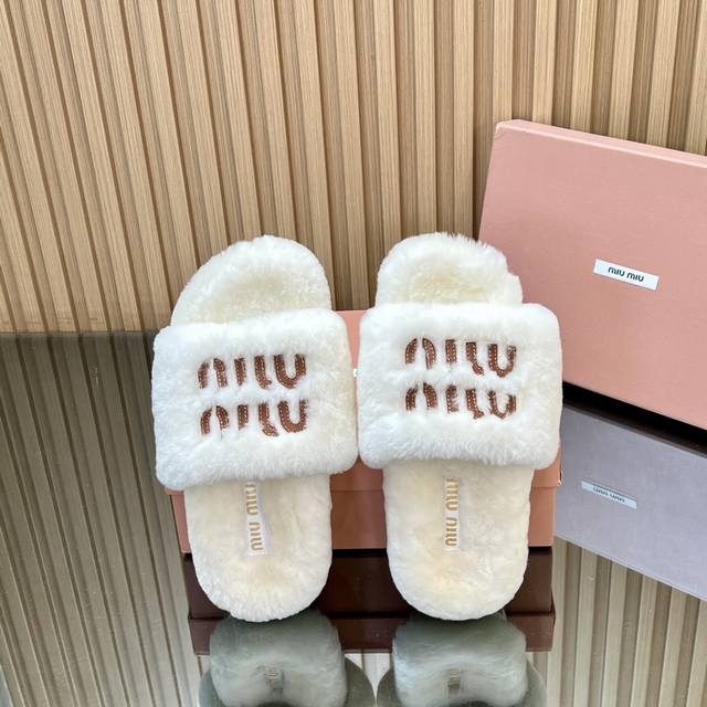 高版本 厚底新款，缪缪Miumiu、顶级工艺、毛毛拖、秋冬新款外穿 居家拖鞋。 国内外博主刷爆的一款，小红书种草系列，上脚美炸了 面料：100%顶级羊毛 内里：
