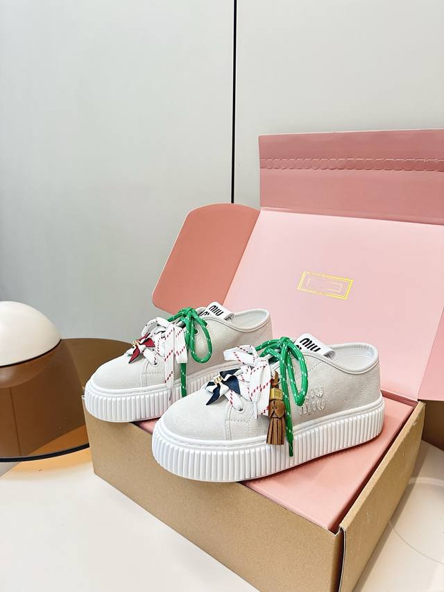 顶级版本 飞机盒套装 Miumiu｜ 缪缪2025新品3D刺绣厚底休闲鞋 皮里 ，毛里 顶级原版面料质感满满，搭配经典3D立体字母刺绣，刺绣Logog立体饱满，