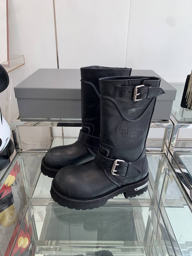 Balenciga巴黎世家 25Fw毒液Venom中筒靴 高筒靴 厚底长靴 暗黑机能风 出门炸街气场爆表 液靴的设计极具辨识度 利落的线条搭配金属扣饰 每一处细