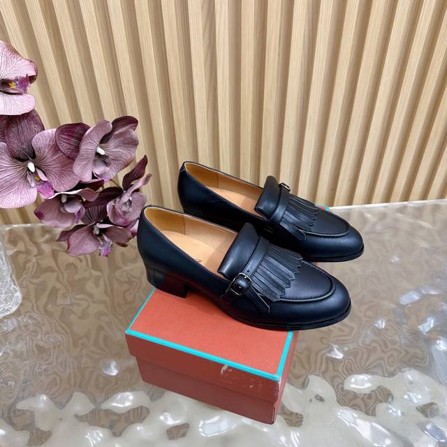 Loro Piana Lp 25经典绝美流苏乐福鞋单鞋 英伦风 极简主义风格，复古又级！ 简约又大气，属于非常耐看的款式！高级百搭之王一年四季春夏秋冬皆适宜 鞋