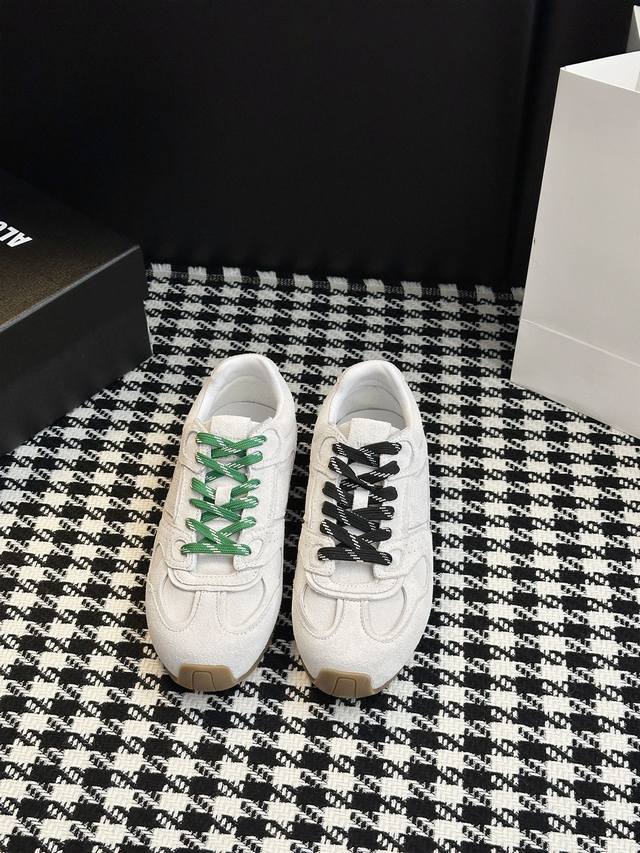 西班牙小众品牌德训鞋 原版购入1:1开发纯手工制作的小众鞋子，Ins超国外众多博主穿搭款 鞋面材质：头层丝光绒反绒牛皮 鞋里材质：亲肤羊皮 鞋底材质：独家开模防