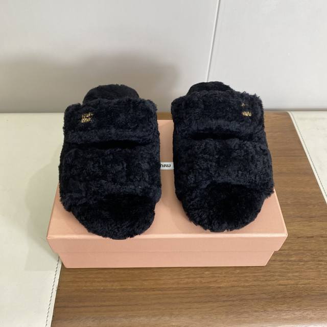 缪缪Miumiu2025Vs新款毛拖系列 鞋底是原版开模的防滑橡胶大底，非常好穿不打滑，而且鞋底有一定厚度，舒适度极佳！ 鞋面内里垫脚纯皮毛一体羔羊毛打造 ：3