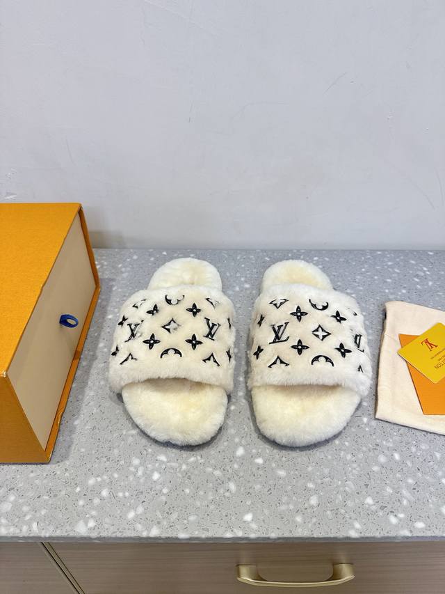 Louis Vuitton 路易威登 25Ss秋冬新款 毛毛拖鞋 这款毛拖真的是真太可爱了～ 柔软蓬松的毛毛，舒服暖脚 秋冬搭配袜子休闲又慵懒 上脚真的好看又时