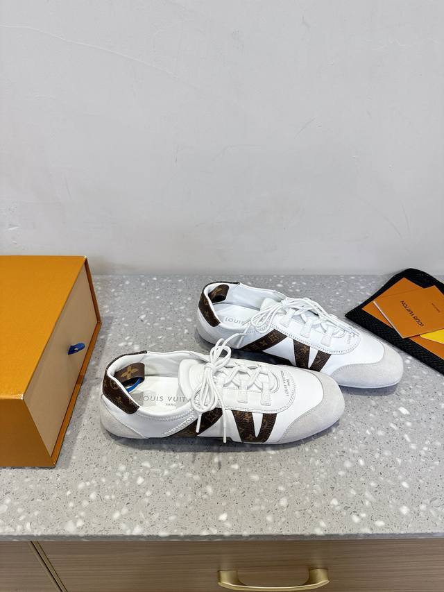 男码+10 Louis Vuitton 路易威登 25Ss春夏新款 情侣款 芭蕾运动鞋 德训鞋 休闲 球鞋 这款Lv Sneakerina 芭蕾风运动鞋以丝滑绒