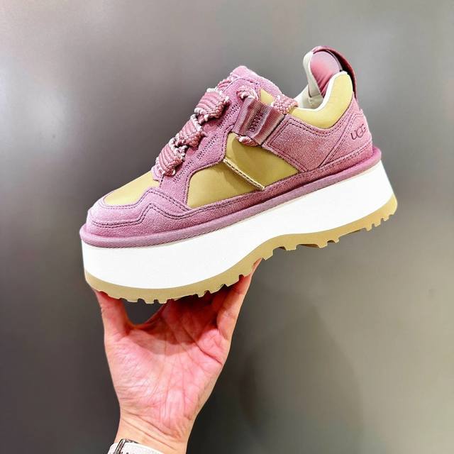 Ugg 2025梅尔休闲，春秋新款来袭，丝带+编织鞋带的组合， 像给鞋子装了 风格开关 想走甜妹路线， 系上丝带蝴蝶结，温柔氛围感拉满； 想切换酷飒模式，换上编