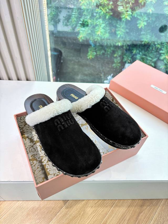 G021高版Miumiu皮毛一体羊毛包头平底拖鞋秋冬新款真毛拖鞋让我重新爱了它一次！这季节美鞋太多这款毛拖真的是让我无法自拔真太可爱了～ 面料：真羊羔毛 鞋底：