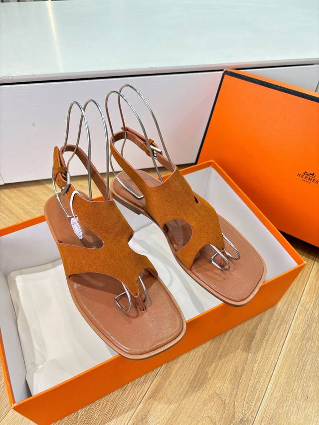 G393所见即所得顶级HermèS 爱马仕25Wf春夏新品方头Karen夹脚凉鞋 经典配色搭配时尚的几何图形设计 为这款凉鞋增添了现代柔美的气息 简约而不失优雅