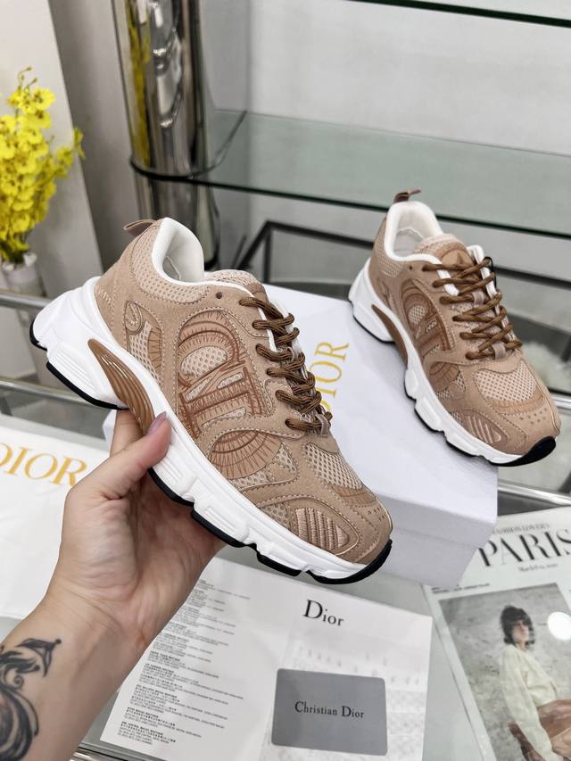 新色官网同步更新 这款 Dior Chrono 运动鞋以 Dior的高订风格重新演绎跑步鞋。裸色网眼织物搭配同色调绒面牛皮革镶片，侧面的Cd 标志、鞋舌上的星星