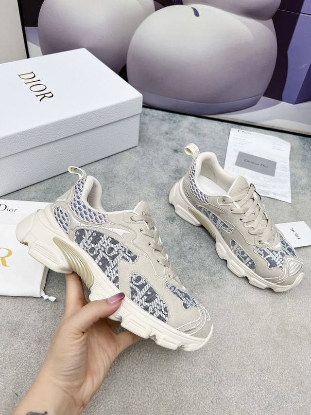 2025官网同步更新，这款 Dior Chrono 运动鞋将经典的跑步鞋重新诠释为迪奥之家的酷炫风格的 Dior Vibe运动鞋。以深色拉皮亚迪奥Oblique