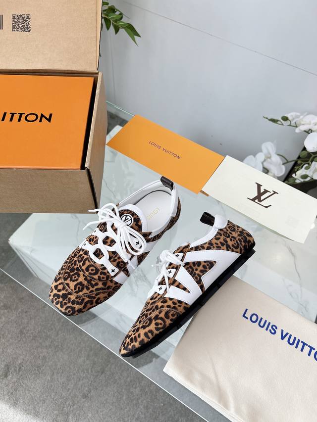 上新 ！ 本款 Lv Sneakerina 芭蕾运动鞋为绒面牛皮革铺陈瞩目豹纹印花，并创意结合运动鞋和芭蕾舞鞋设计。精致皮革饰边完善轮廓，大号 Lv 字母点缀一
