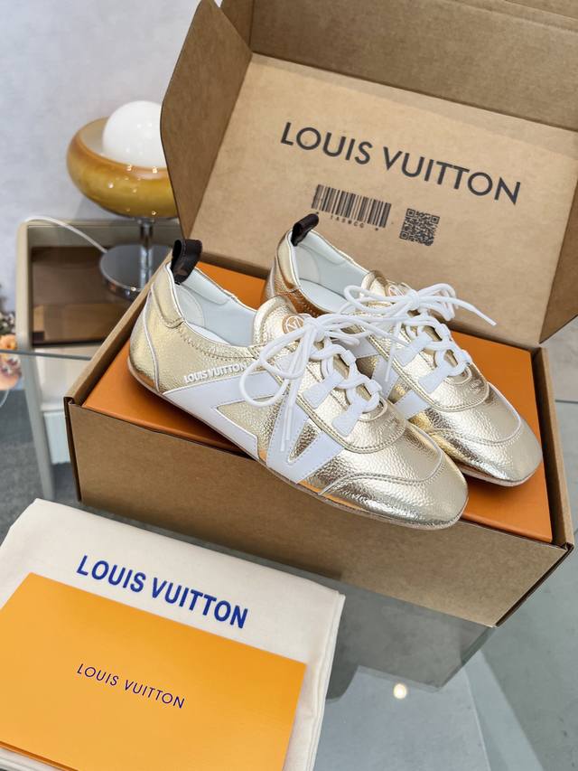 上新 ！ 本款 Lv Sneakerina 芭蕾运动鞋创意结合运动鞋的舒适质感和芭蕾舞鞋的轻盈设计。粒面牛皮革流露金属莹泽，Lv 字母和橡胶路易威登标识点缀一侧