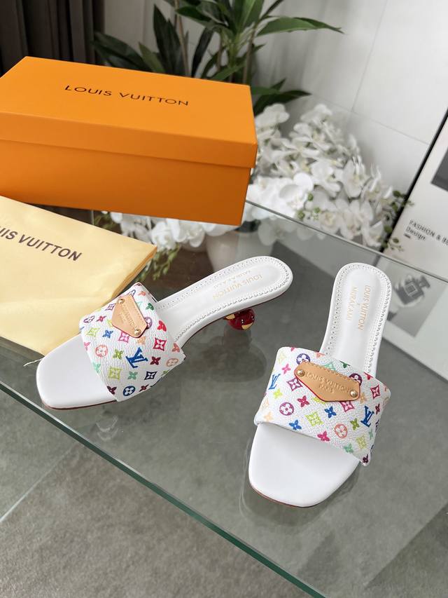 樱桃跟 225 驴*家早春新品 New Arrival～L*V春夏涂鸦拖鞋，也太出彩了！时尚性感舒适，拉满了夏日美鞋能给的满分情绪价值.鞋的造型也很乖巧好看呀！