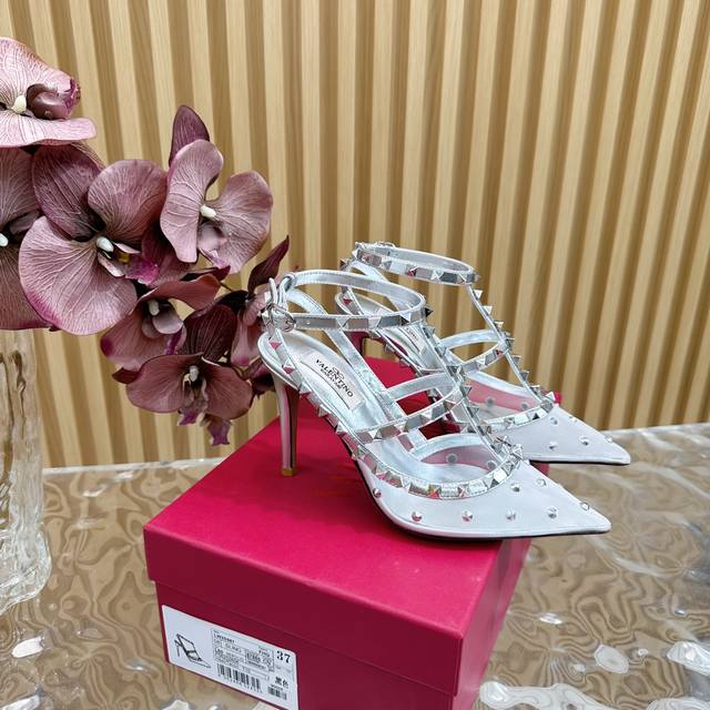 独家新款华伦 最新款 顶级版本版本Valentino 巴黎时装秀场款推出最新款 华伦天奴网纱铆钉 凉鞋高跟 华伦天奴此系列演绎全新时尚魅力 延续超高跟设计，深得