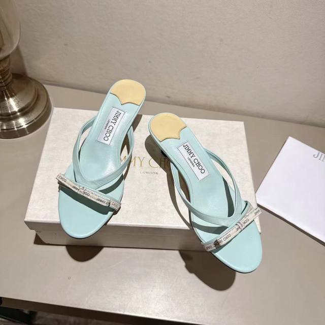Jimmychoo2025冰淇淋蓝织带穆勒拖来啦，搭配Logo蝴蝶结，既温柔大气，又有夏天的清新！4.5厘米的酒杯跟稳稳的气质来啦，全天上脚不累，是职场走秀款的