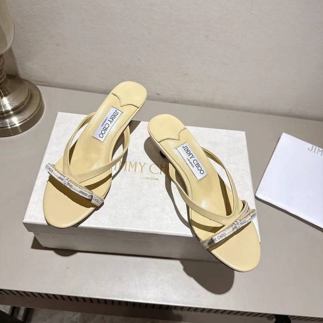 Jimmychoo2025奶黄织带穆勒拖来啦，搭配Logo蝴蝶结，既温柔大气，又有夏天的清新！4.5厘米的酒杯跟稳稳的气质来啦，全天上脚不累，是职场走秀款的极品