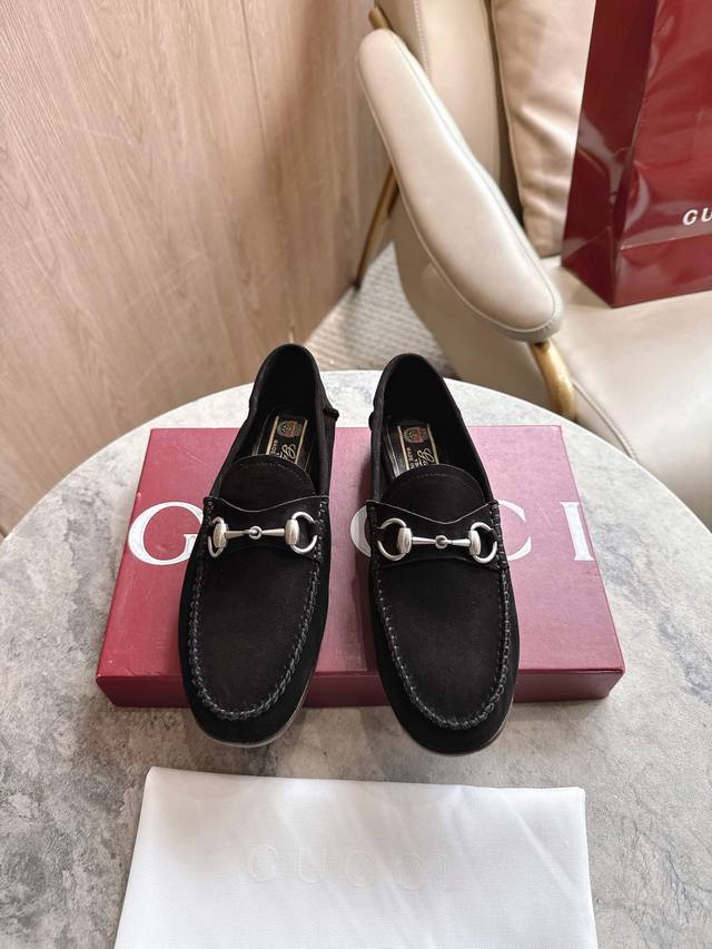 5541-1 黑 35-42 41 42订做不退换，这款乐福鞋以柔软精致的绒面材质匠心打造，为品牌经典鞋款再添亮眼力作。这种轻质材料可贴合双足灵活弯折，带来上乘