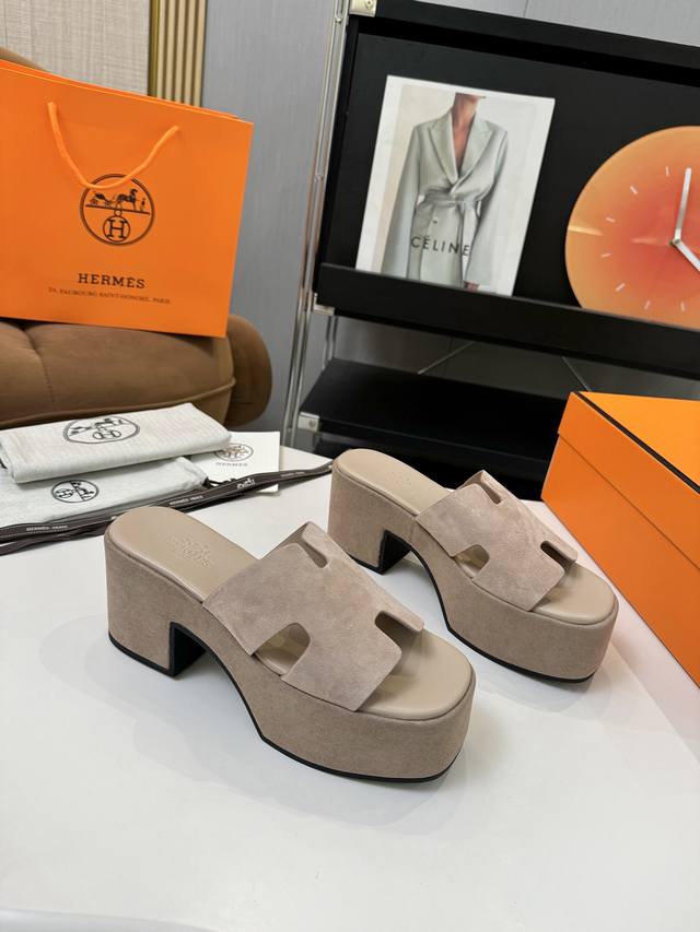 HermèS 爱马仕经典防水台H 坡跟厚底拖鞋 极约复古的设计 浓厚的异域风情 时髦感十足、随便上脚都很有腔调 简简单单的款式随便搭配一下高级感就很棒 百搭的颜