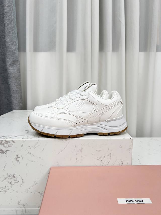 25Miumiu缪缪新款复古运动鞋！新品Miu Sneaker很有增高效果～小个子女生的福音！鞋面：牛绒 网、环保牛皮 ，羊皮内里 透气面料 原版Tpr防滑鞋底